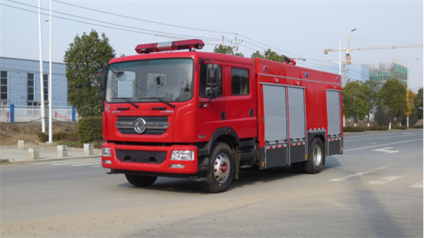 国六东风8吨水罐消防车