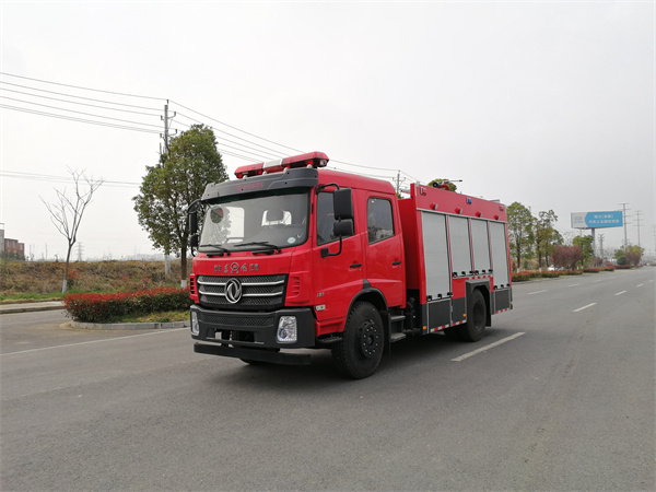 国六东风145双排5.5吨水罐消防车