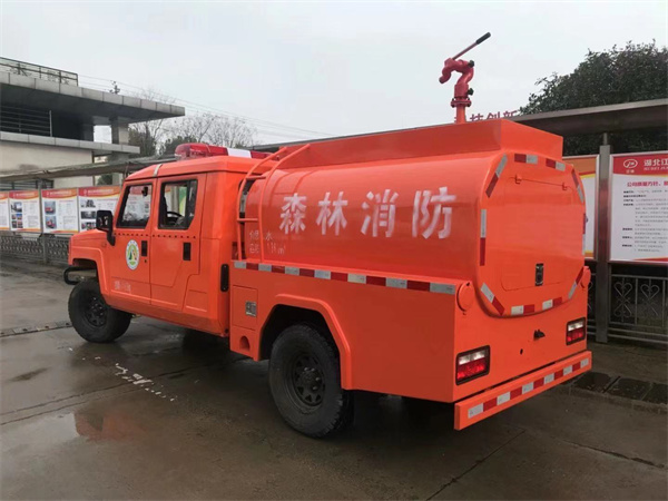 国六勇士双排1.36吨消防洒水车