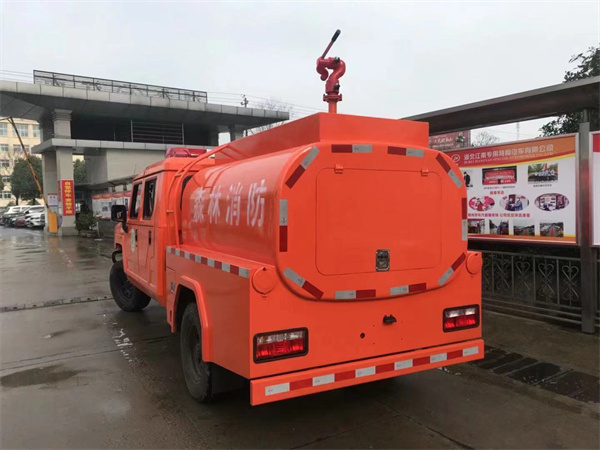 国六勇士双排1.36吨消防洒水车