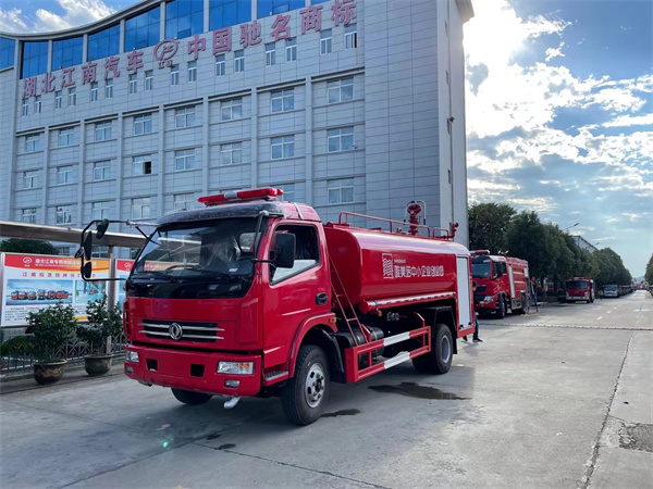 国六东风多利卡7.2吨消防洒水车