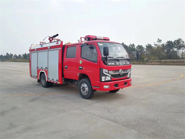 国六东风小多利卡2.5吨水罐消防车