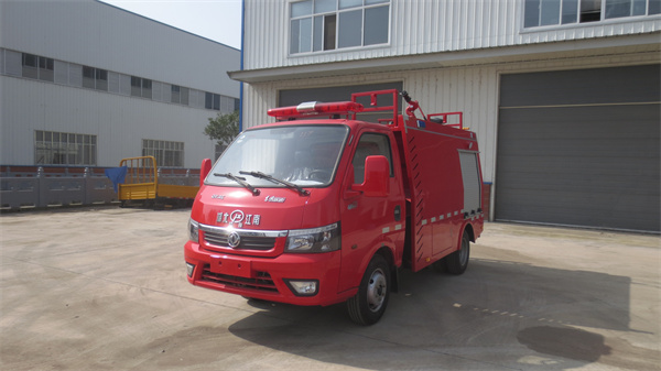 国六东风途逸单排2吨水罐消防车